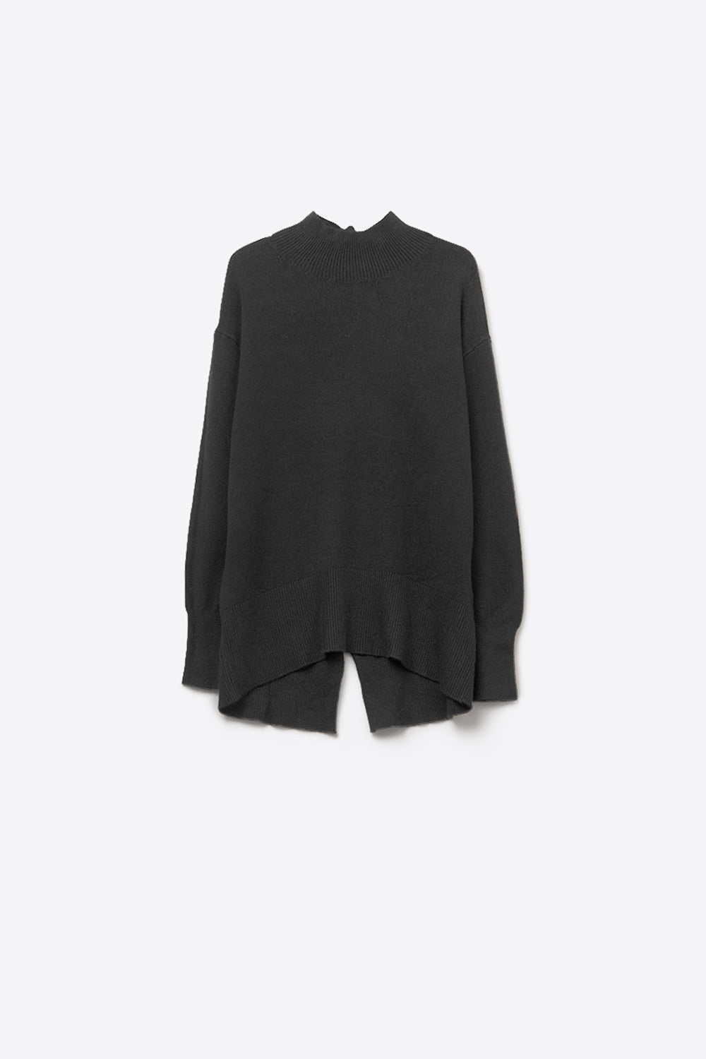 Camisola preta solta com pormenor aberto nas costas