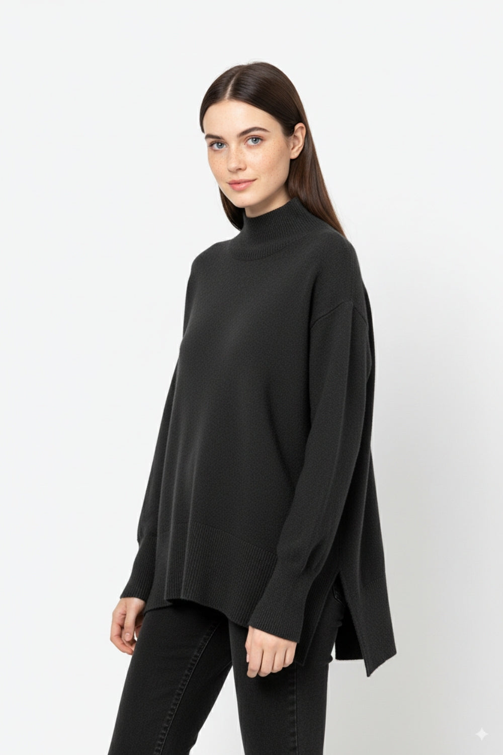 Camisola preta solta com pormenor aberto nas costas