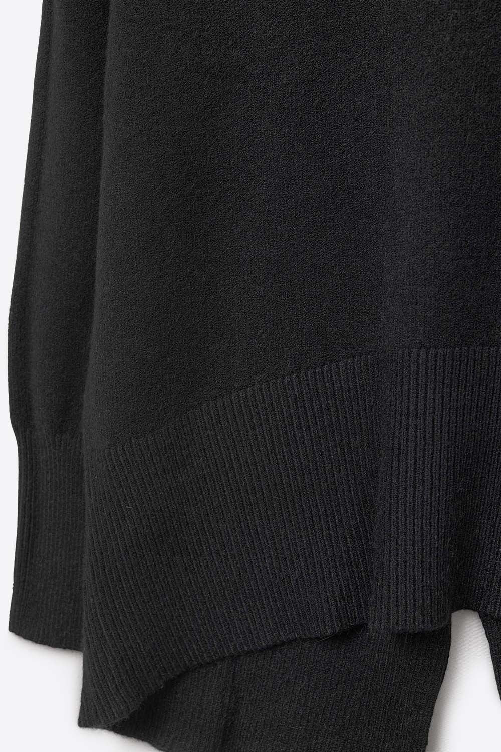 Camisola preta solta com pormenor aberto nas costas