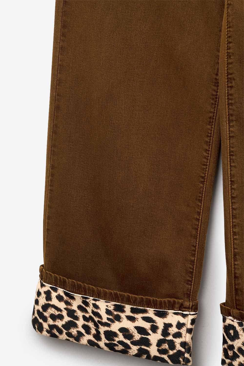 Calças largas em camel com estampado de leopardo na parte inferior