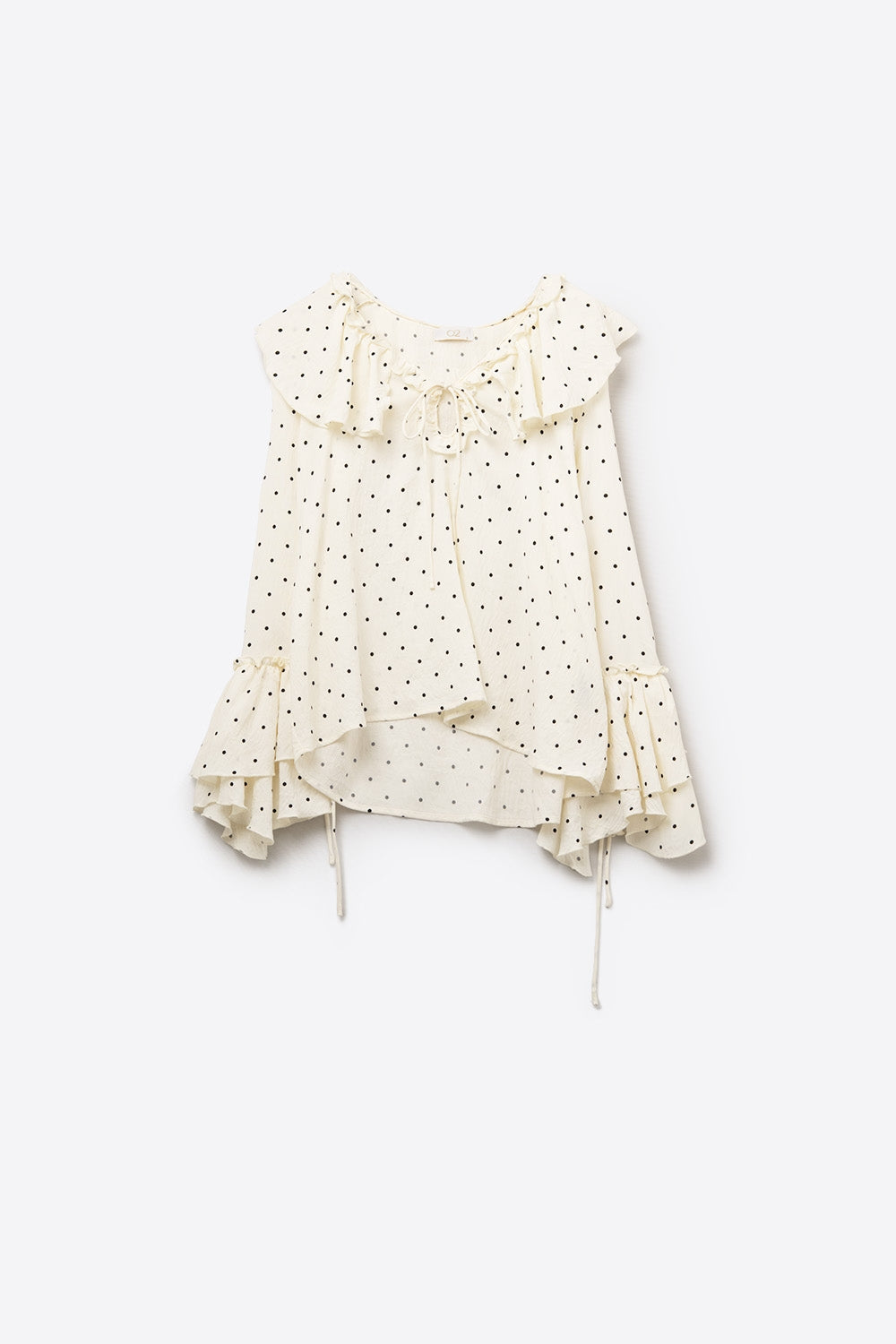 Blusa às bolinhas com folhos e mangas largas