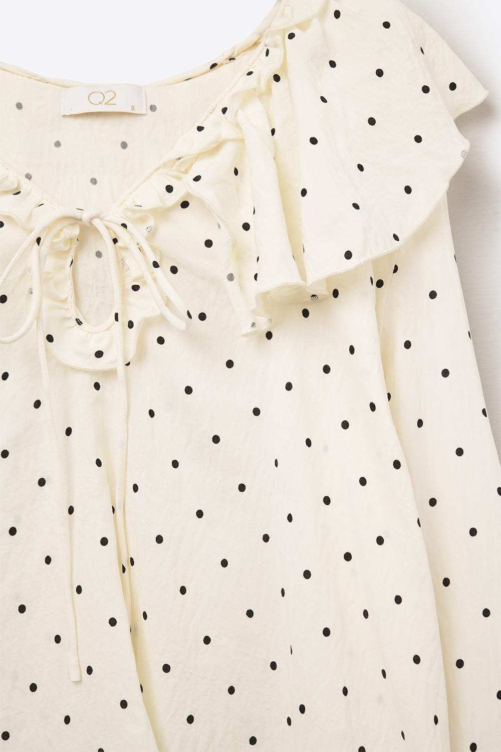 Blusa às bolinhas com folhos e mangas largas
