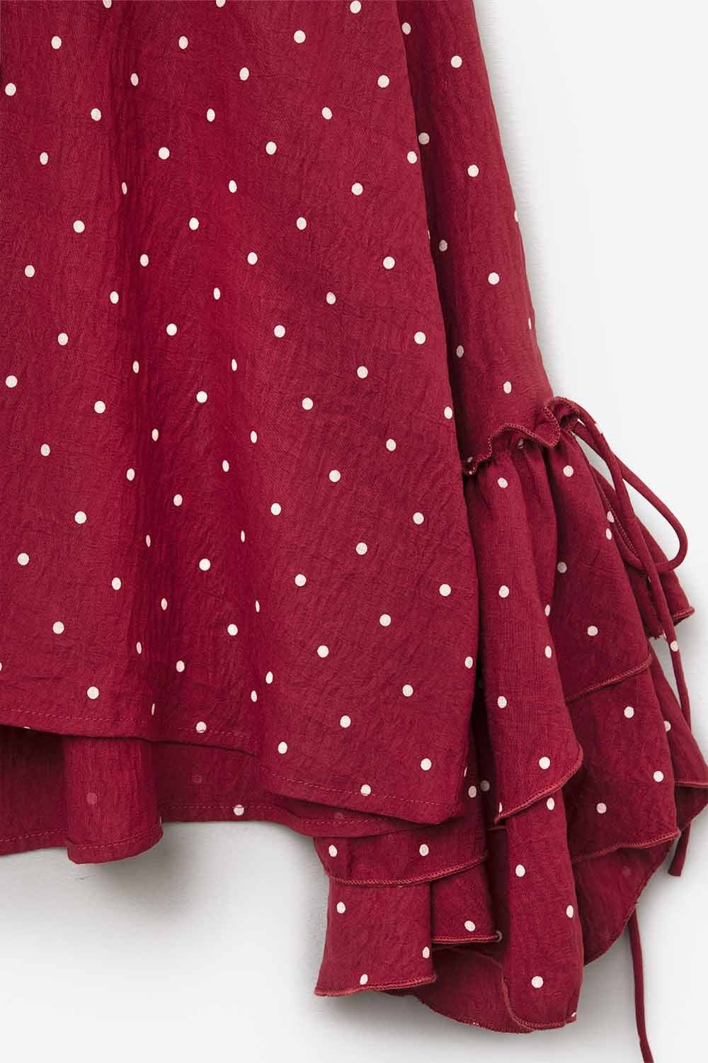 Blusa vermelha às bolinhas com folhos e mangas largas