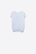 camisola azul de malha leve com gola em V e mangas curtas