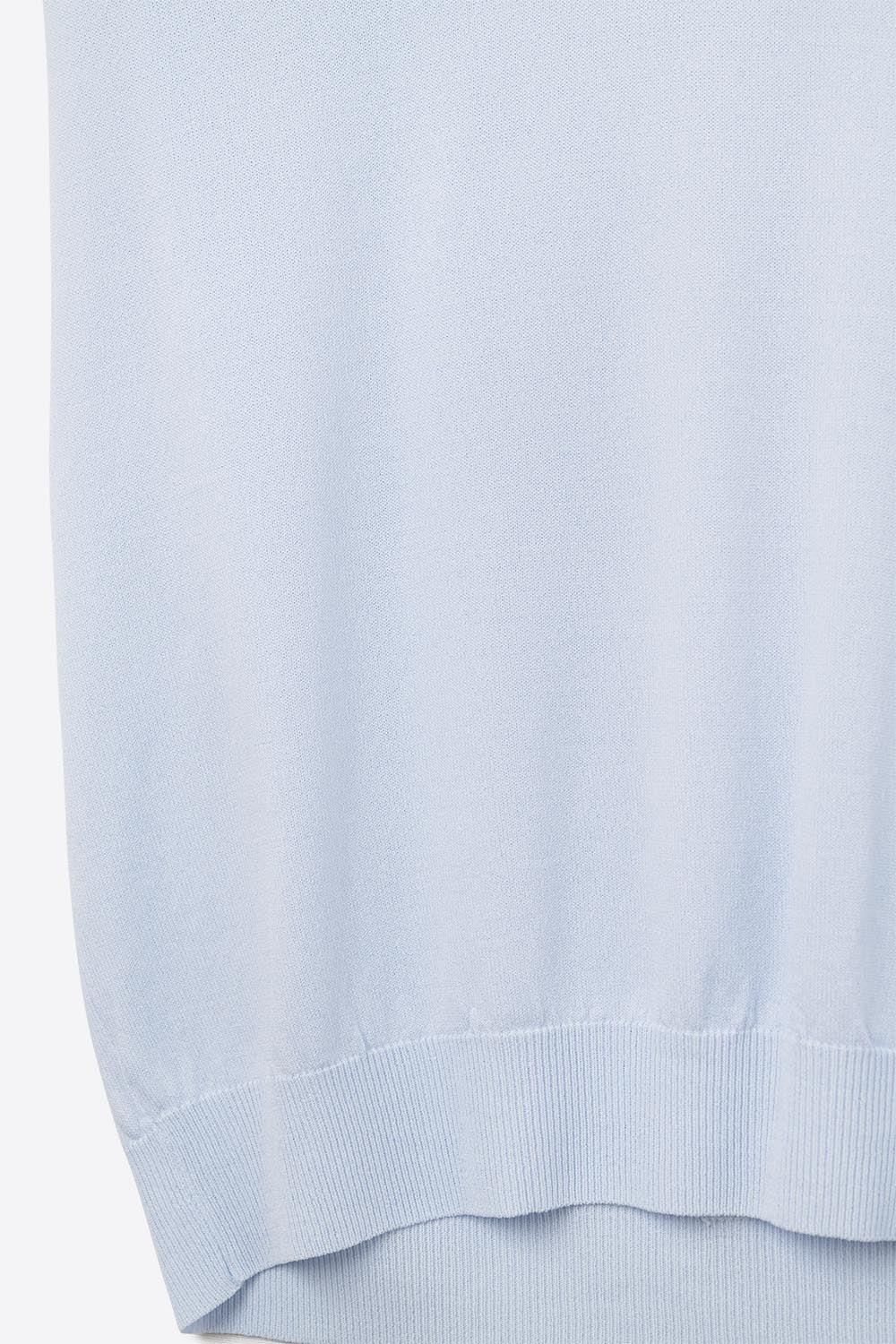 camisola azul de malha leve com gola em V e mangas curtas