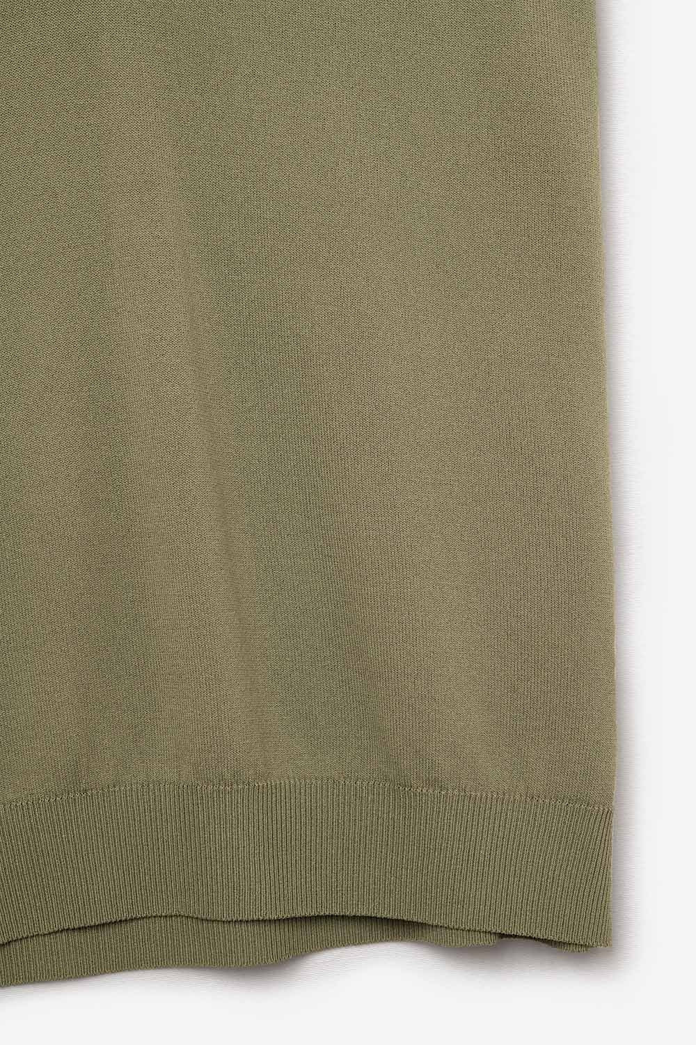 Camisola caqui de malha leve com gola em V e mangas curtas