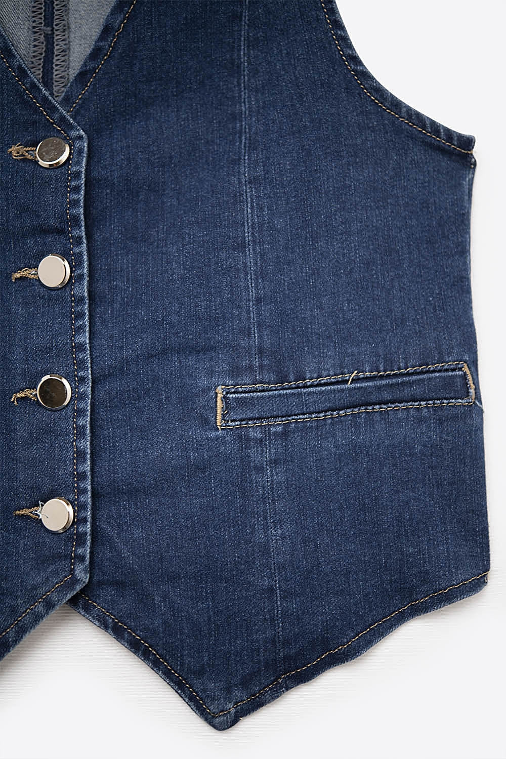 Colete de jeans escuro com botões prateados