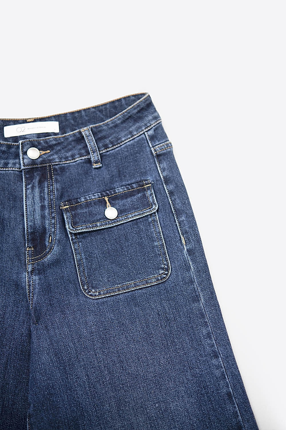 Jeans de Ganga Azul de Lavagem Escura com Detalhe de Botão
