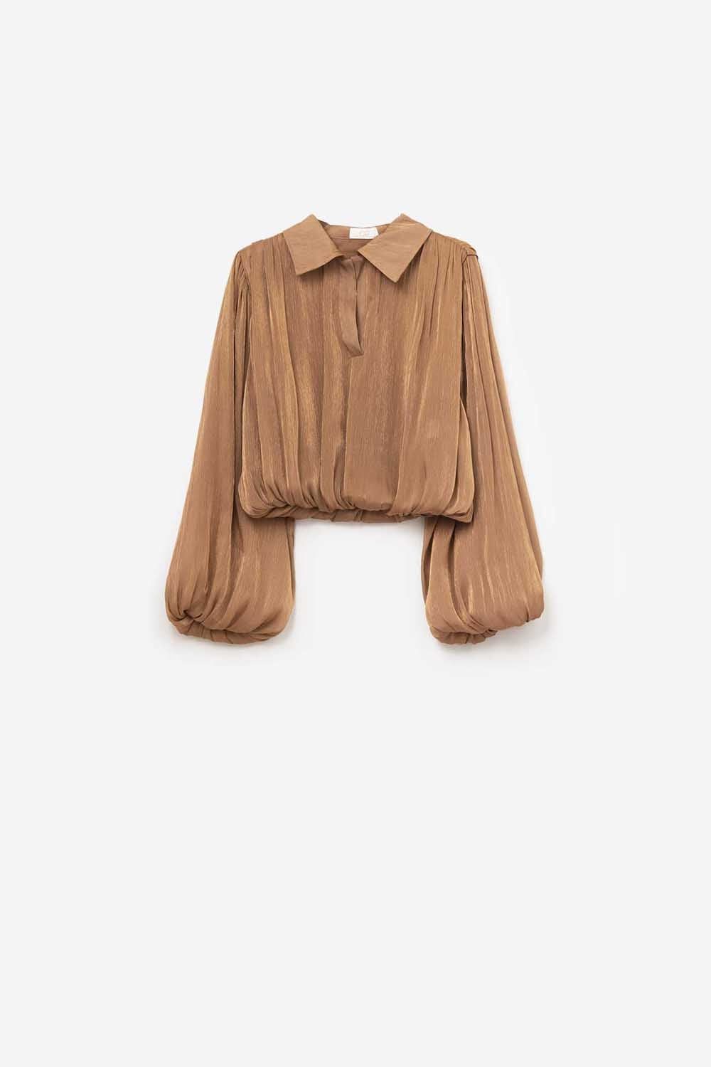 Top elegante de cetim brilhante com corte em camel