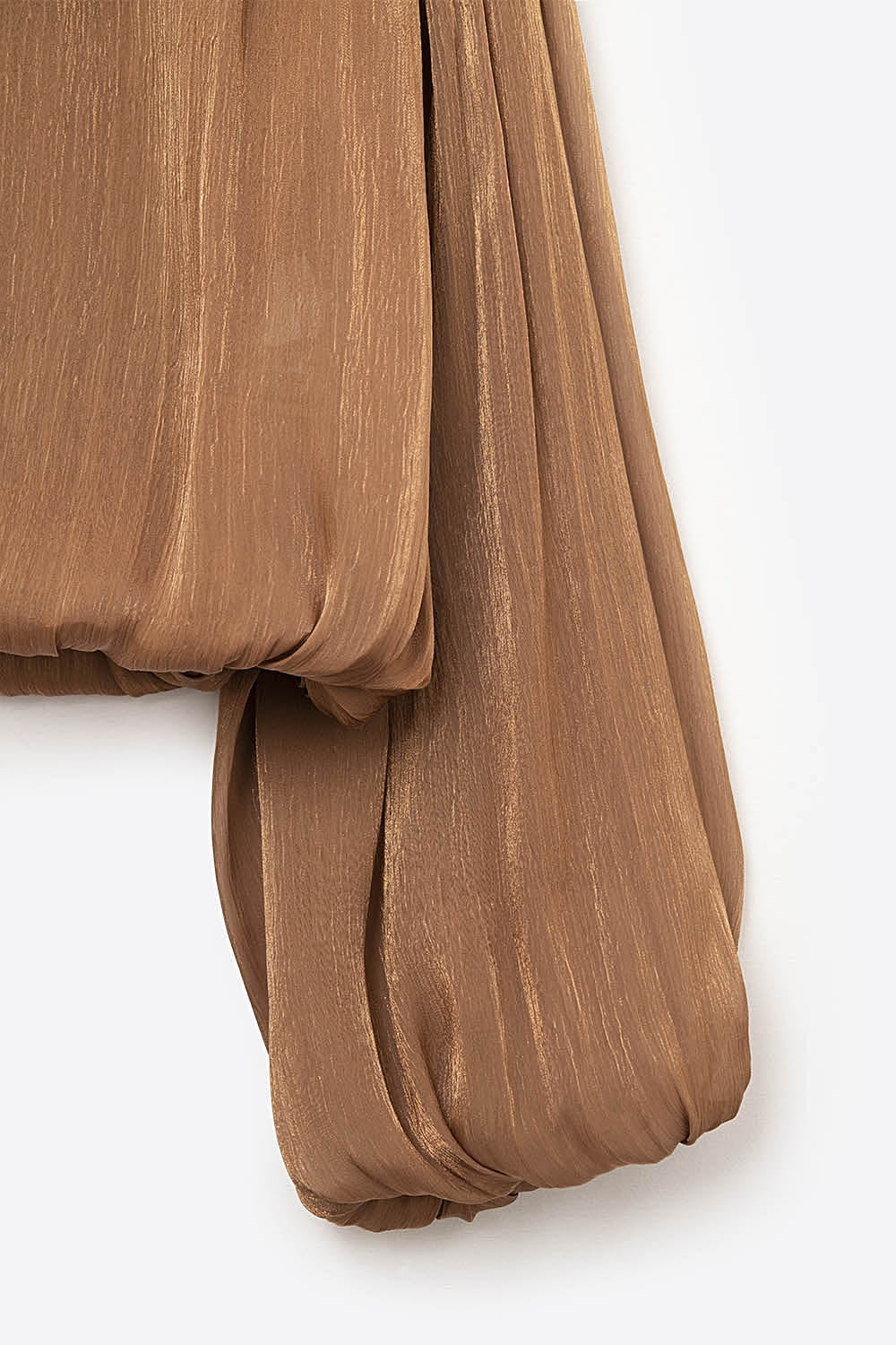 Top elegante de cetim brilhante com corte em camel