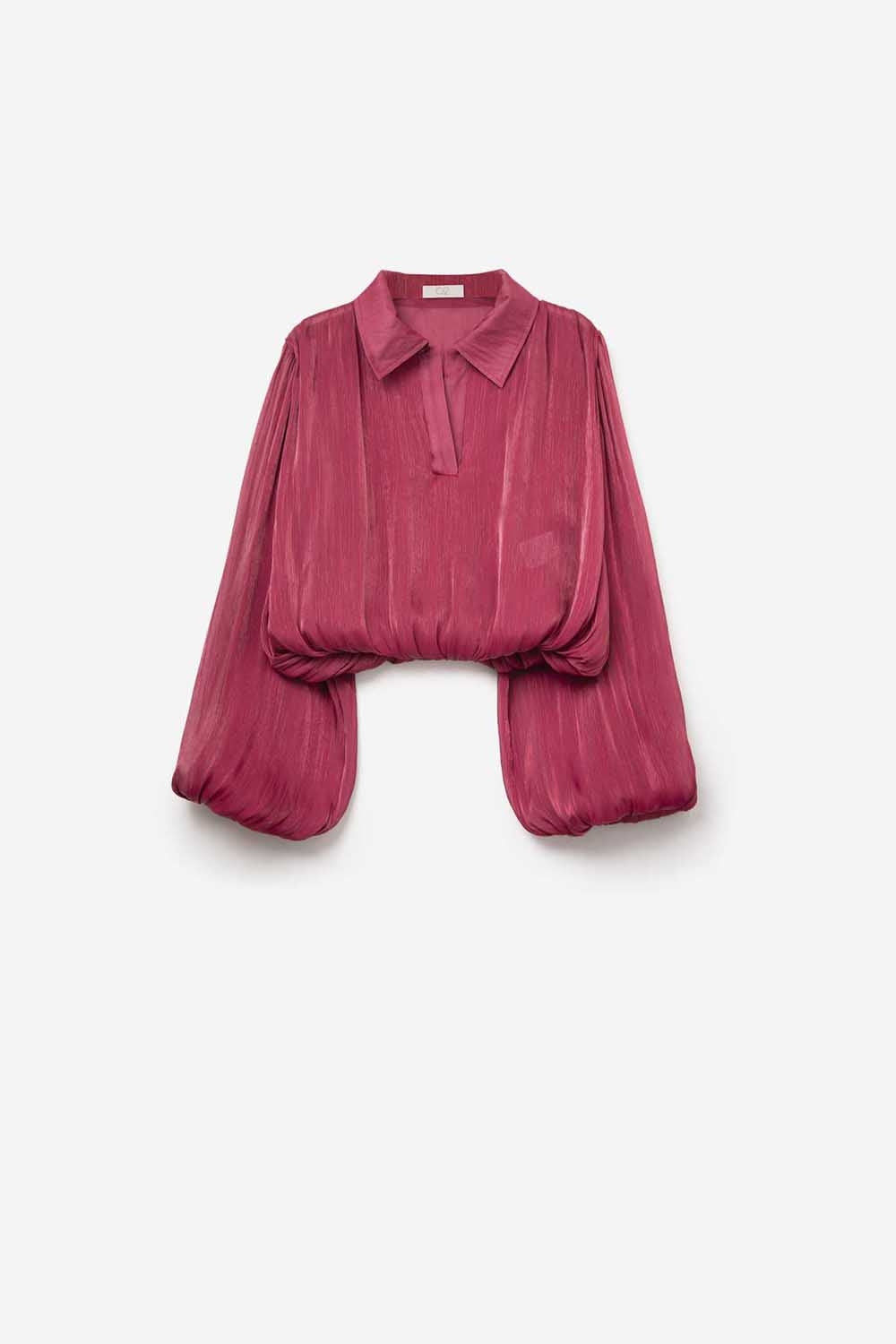 Top elegante de cetim brilhante com corte em fucsia