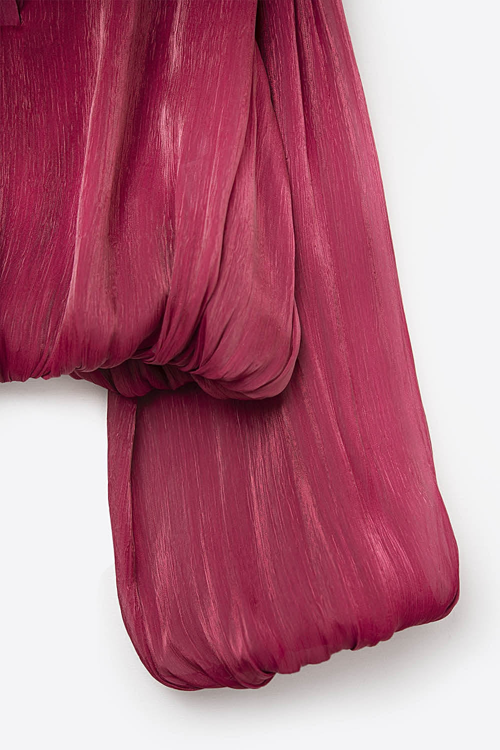 Top elegante de cetim brilhante com corte em fucsia