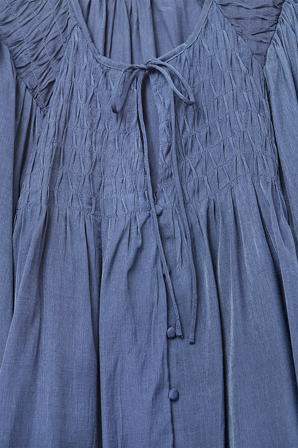 Camisa de cetim azul chique com renda