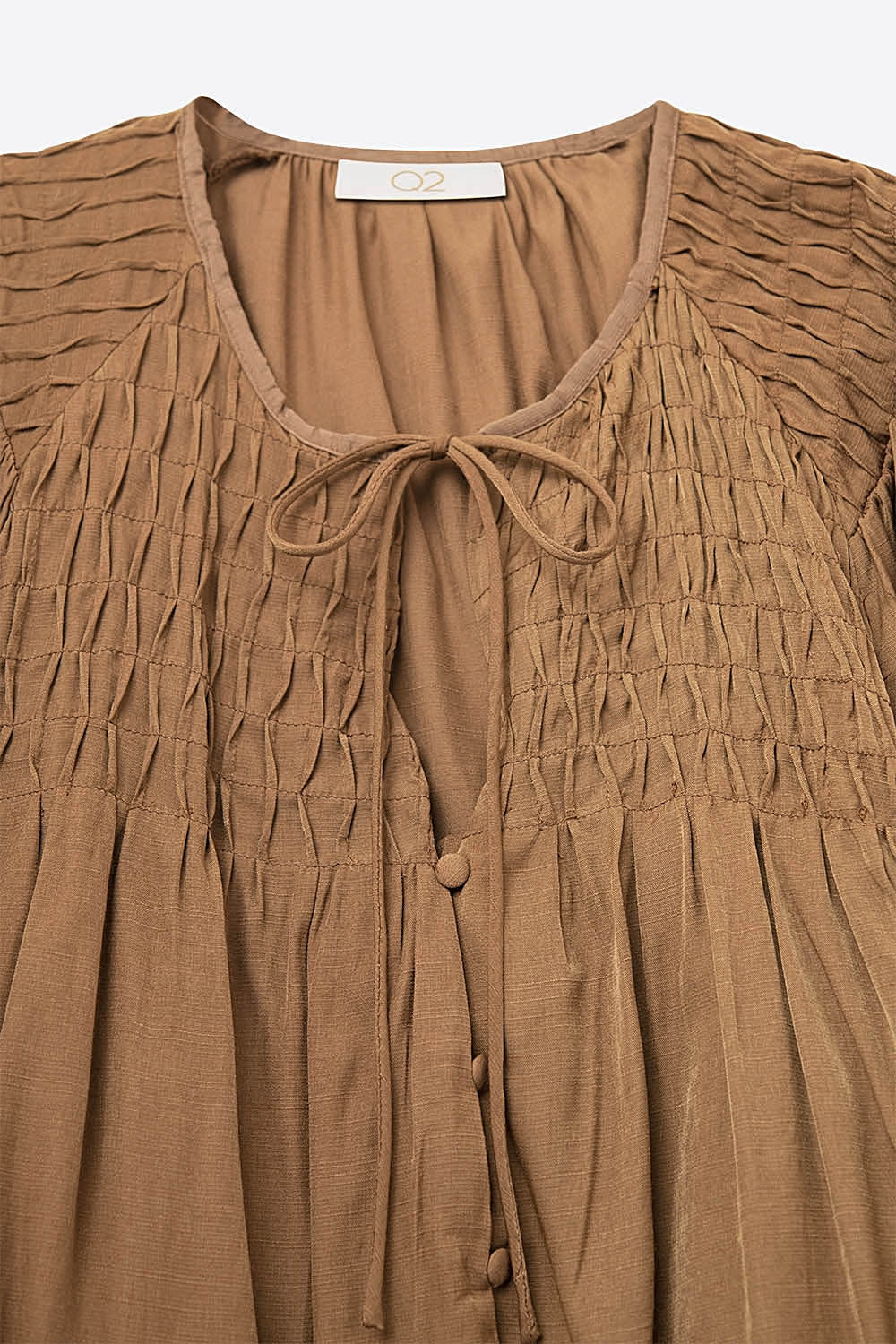 Camisa de cetim castanha chique com renda