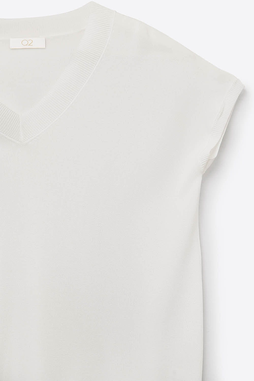 Camisola branca de malha leve com gola em V e mangas curtas