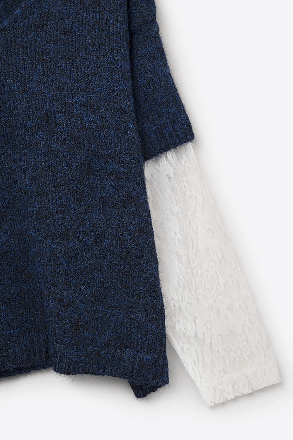 Camisola com decote em V e mangas em renda branca em contraste