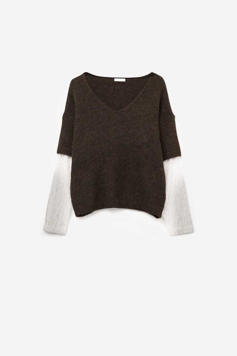 Camisola castanha com decote em V e mangas de renda branca em contraste