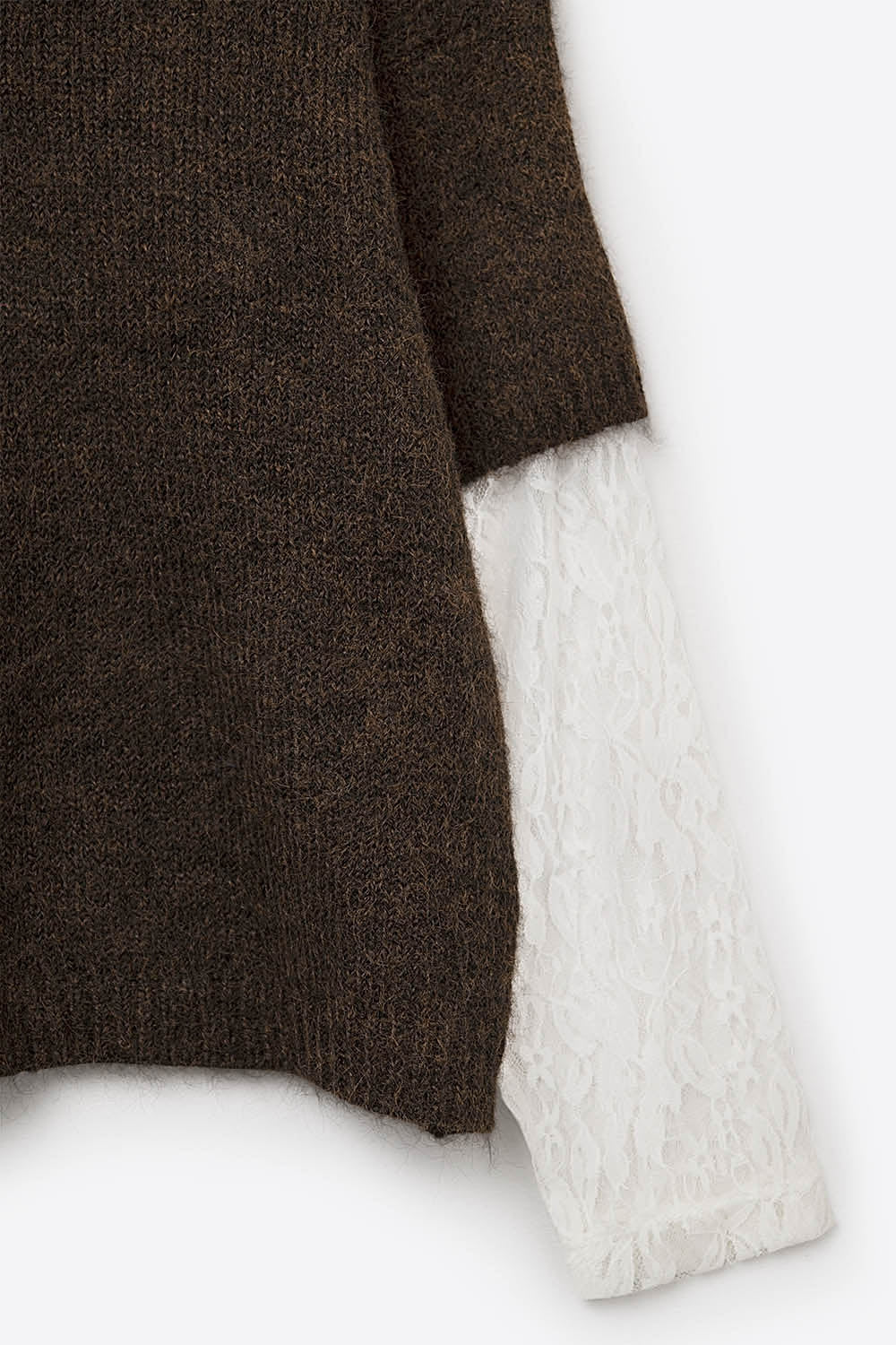 Camisola castanha com decote em V e mangas de renda branca em contraste
