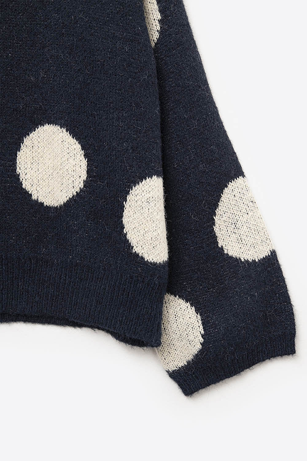 Camisola de gola alta às bolinhas com mangas em sino em azul marinho
