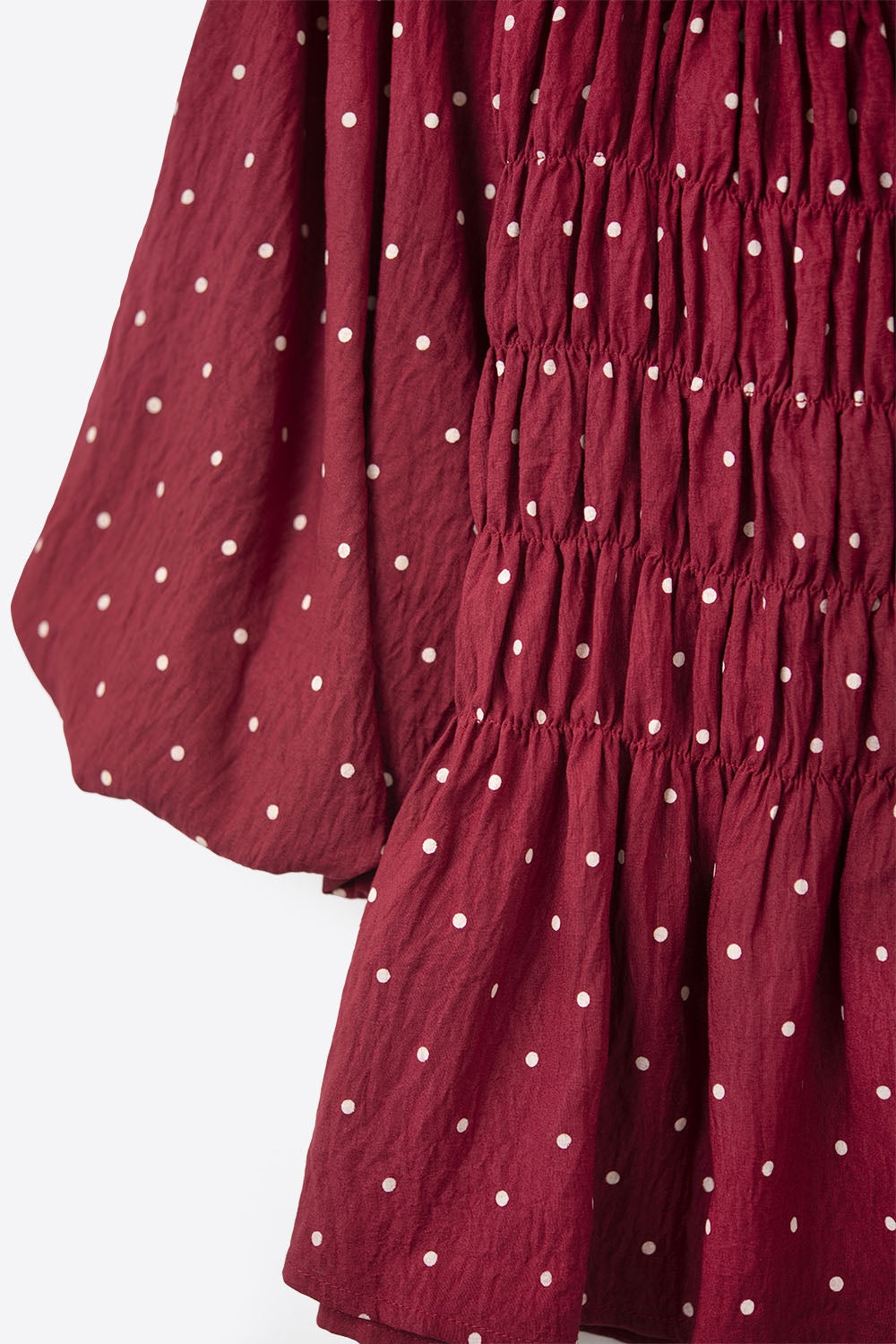 Top vermelho chique às pintinhas com corte na cintura
