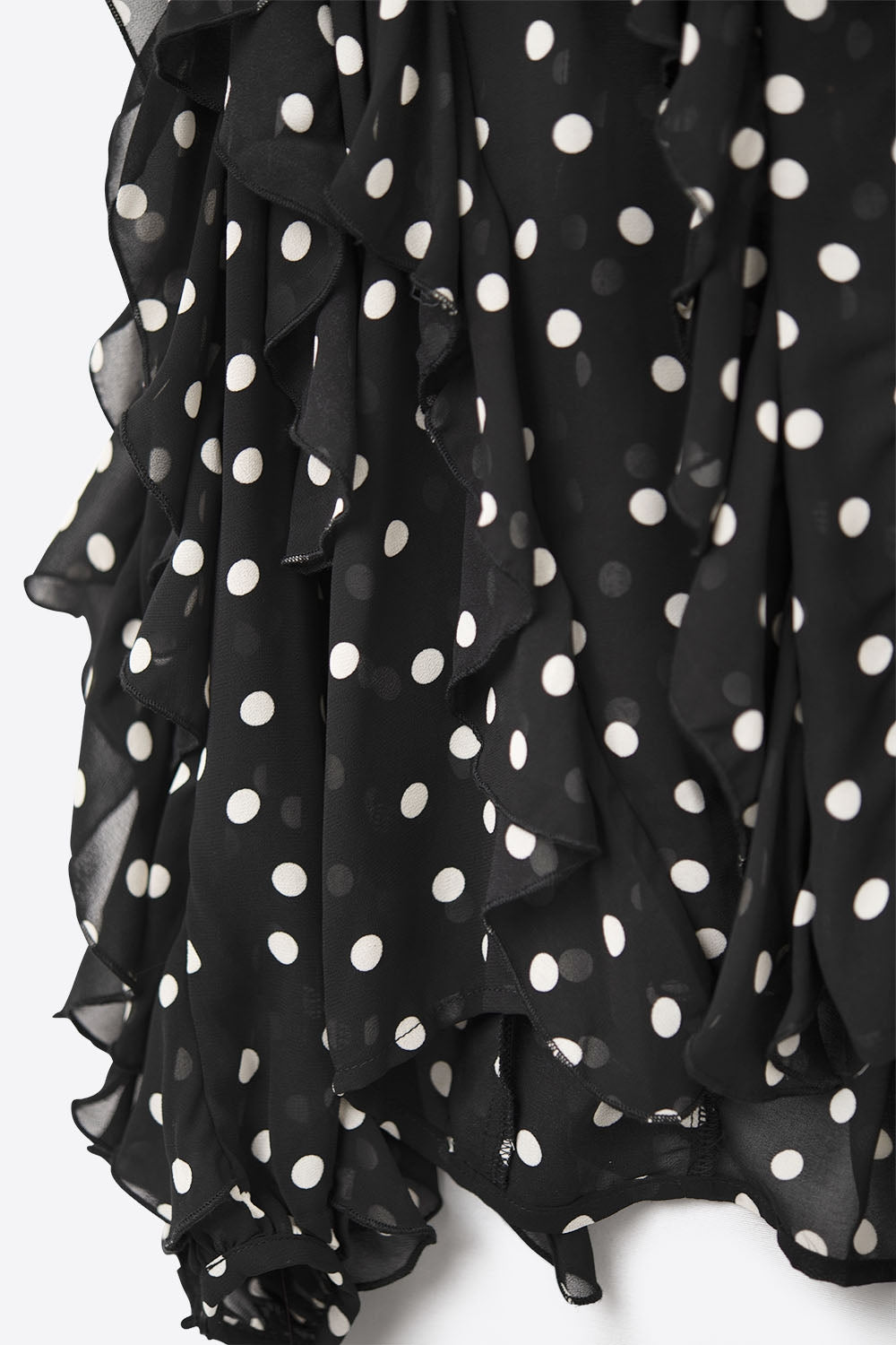Top com decote em V com folhos e pintas pretas em tecido de chiffon