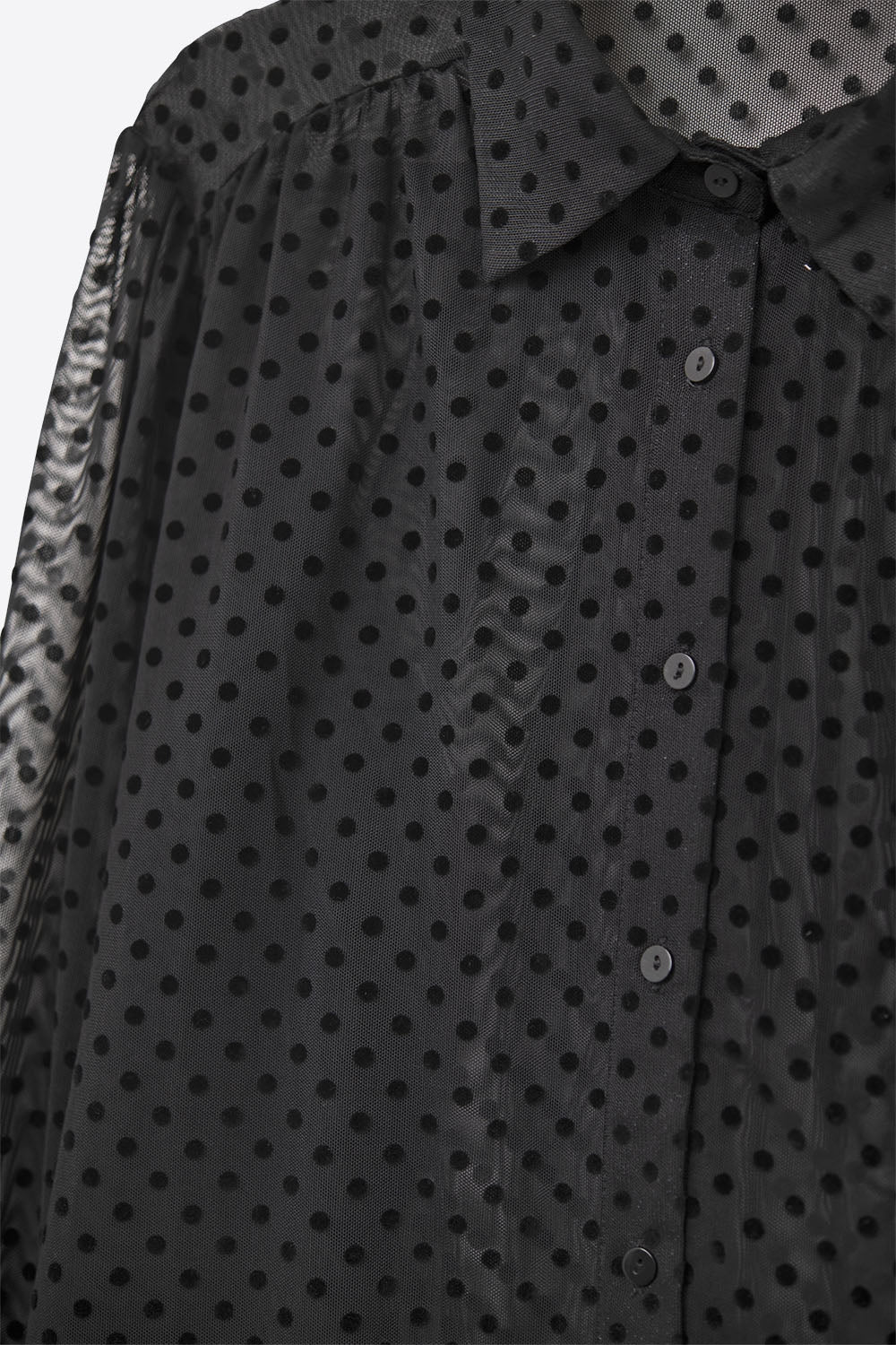 Camisa preta com botões às pintinhas em chiffon