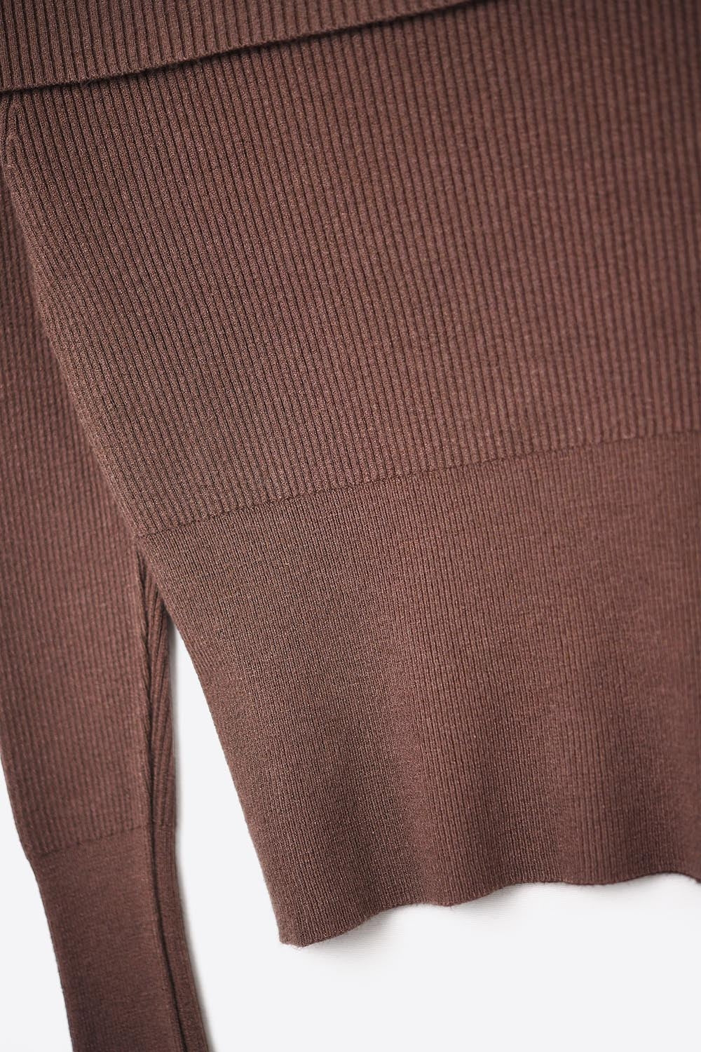 Camisola de malha canelada fina caqui com gola redonda larga