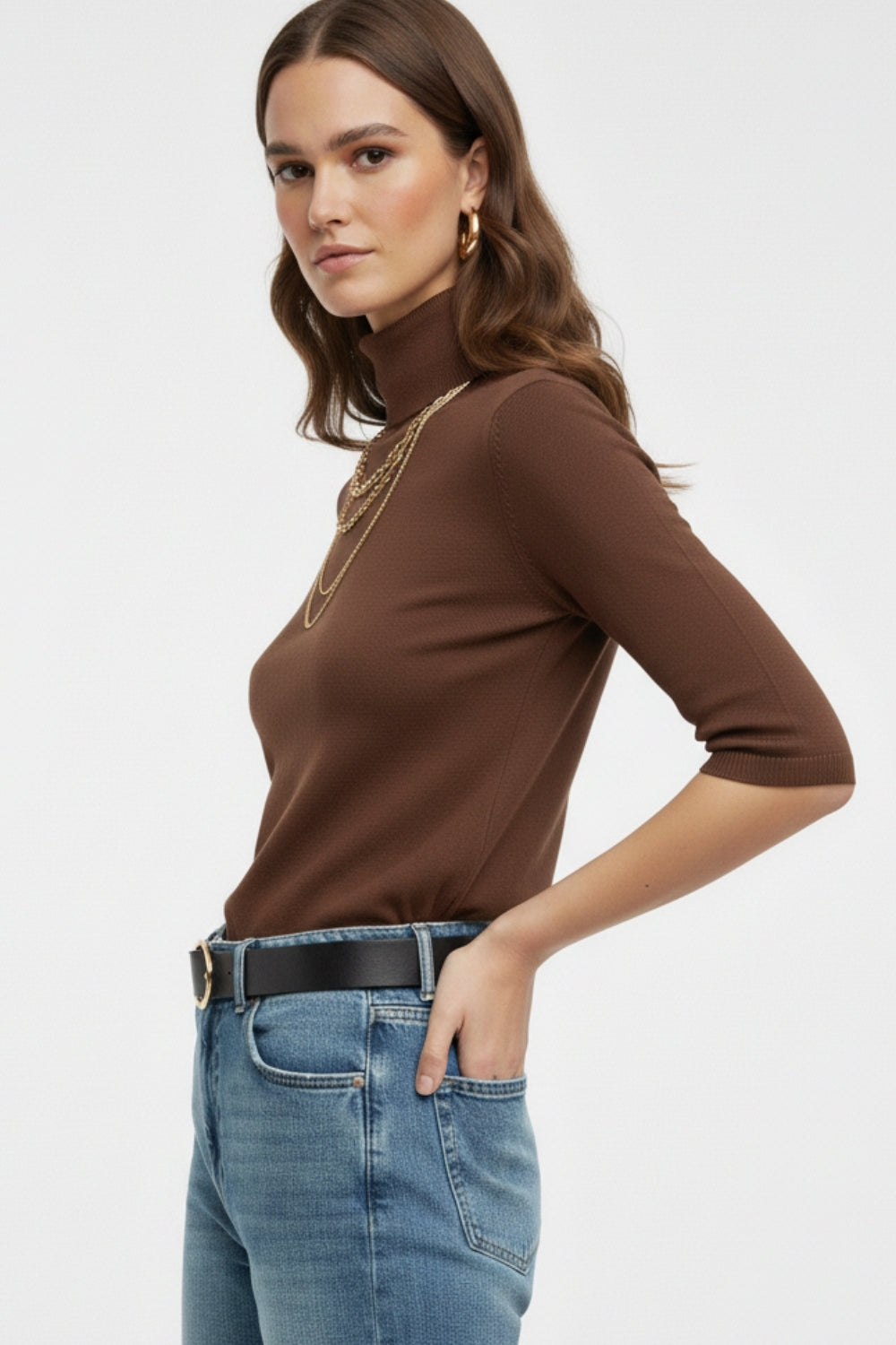 Camisola de malha fina em castanho com gola alta e mangas até ao cotovelo