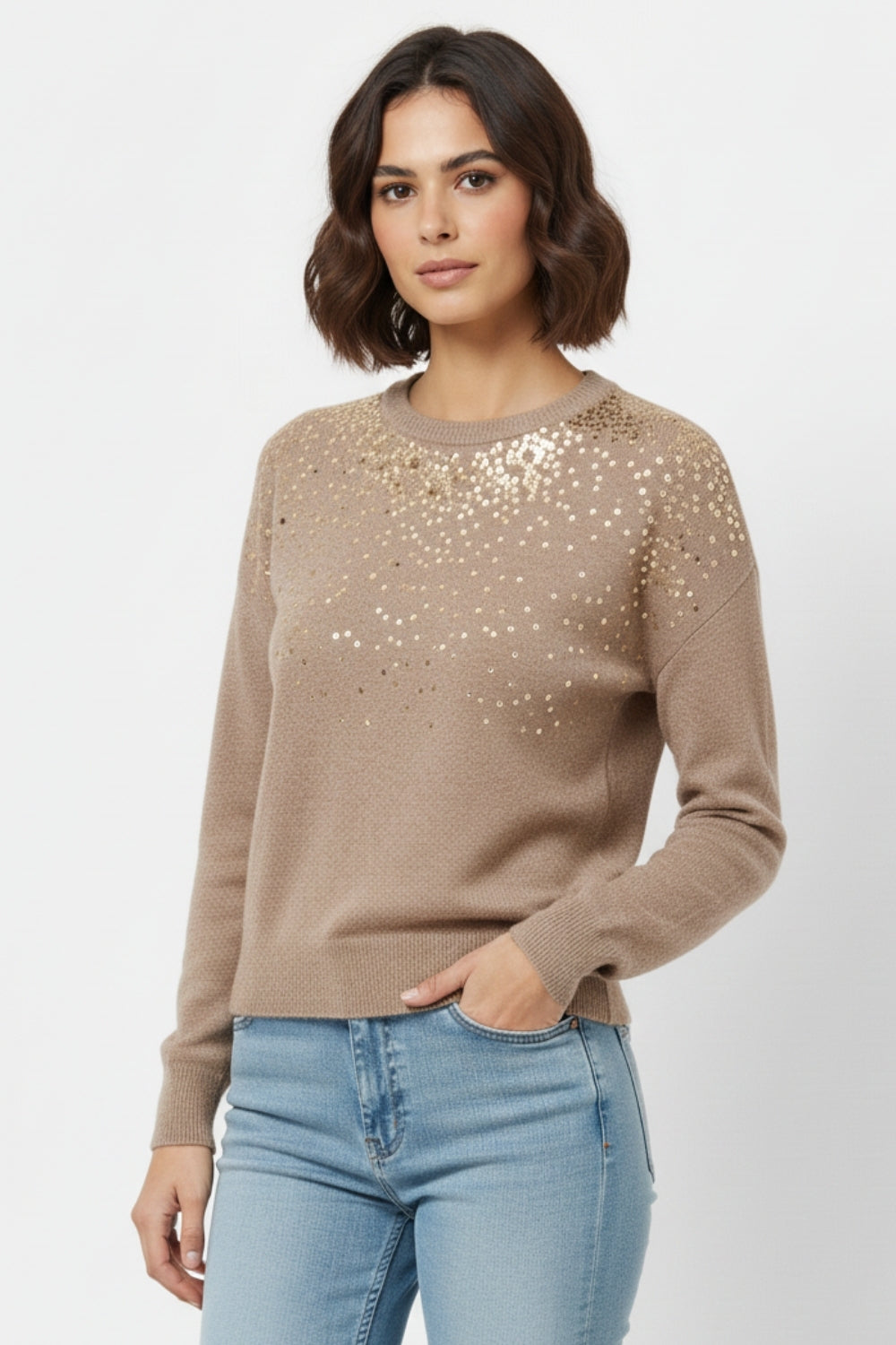 Camisola de malha macia bege decorada com lantejoulas na frente
