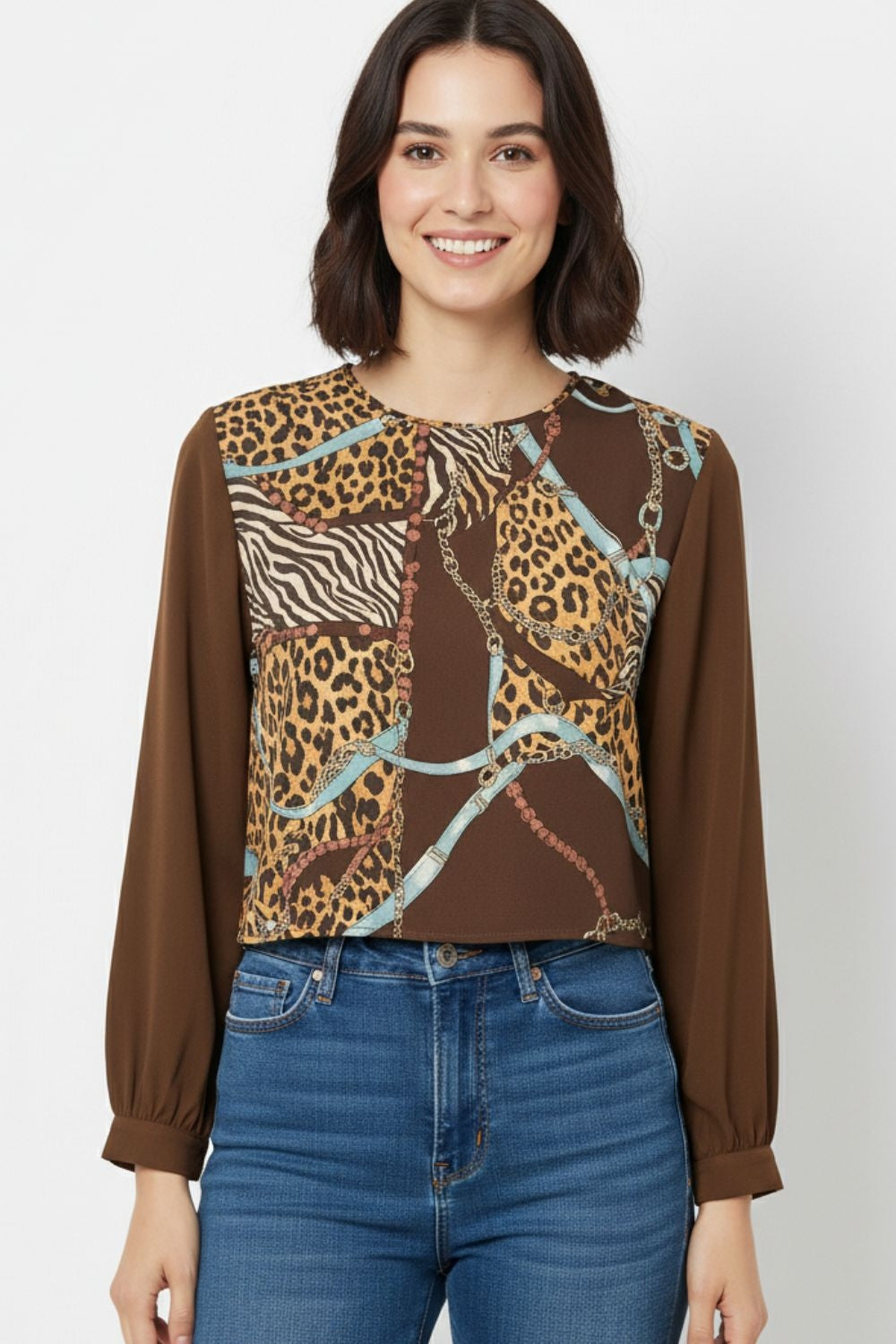 Top castanho chique com estampado abstrato
