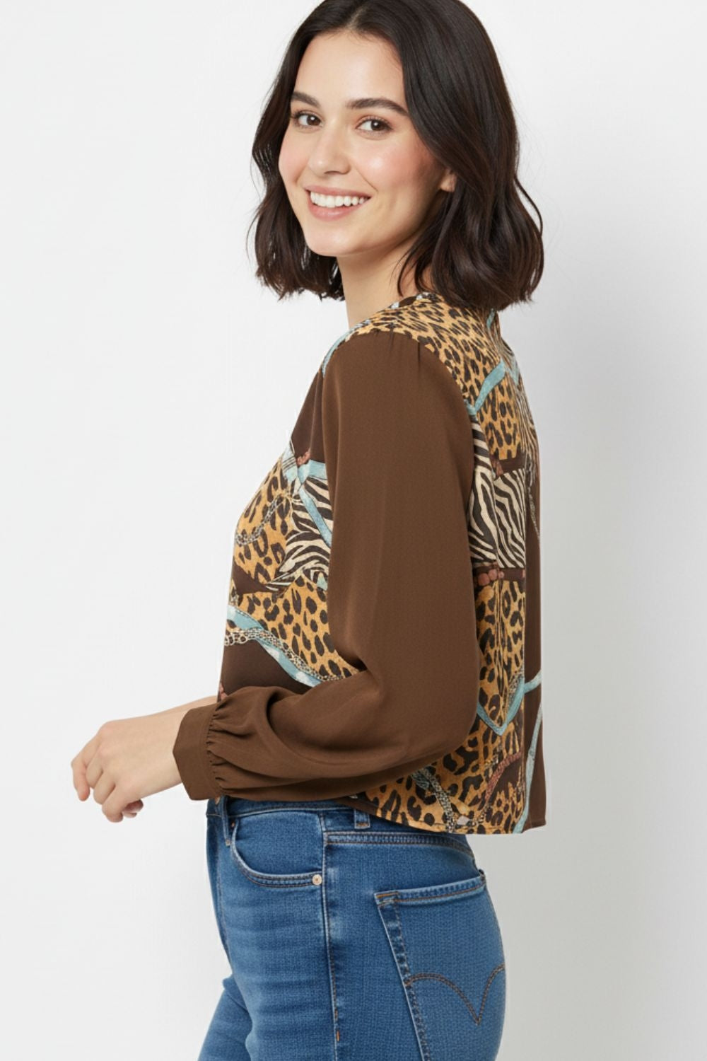 Top castanho chique com estampado abstrato