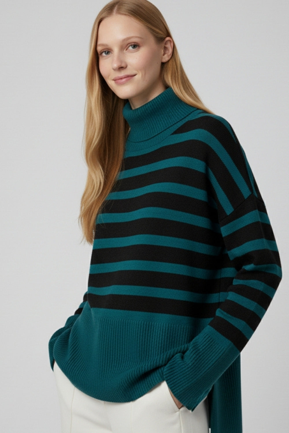 Camisola de gola alta de grandes dimensões com riscas pretas e fendas laterais