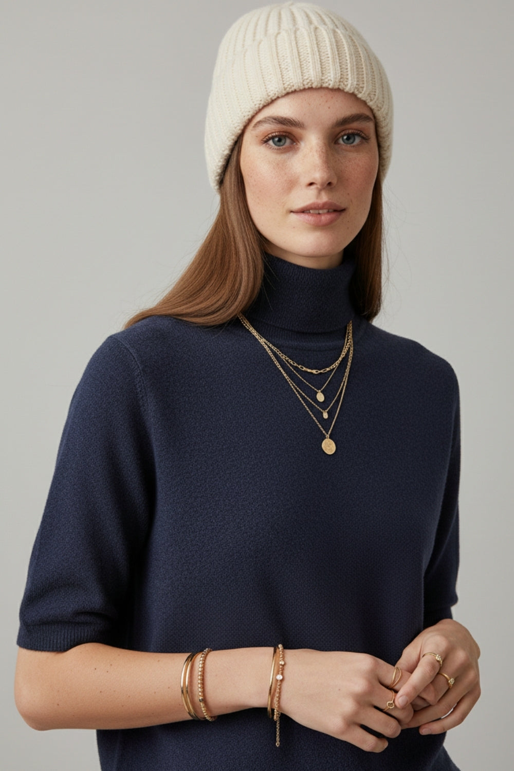 Camisola de malha fina em azul-marinho com gola alta e mangas até ao cotovelo