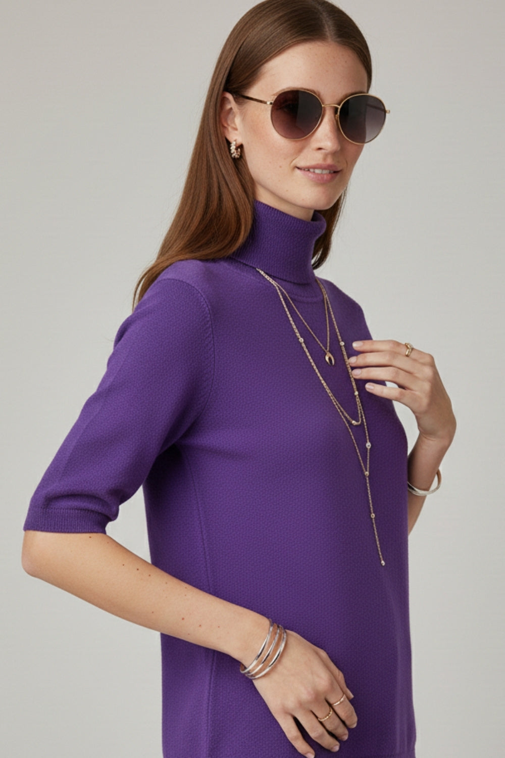 Camisola de malha fina em roxo com gola alta e mangas até ao cotovelo