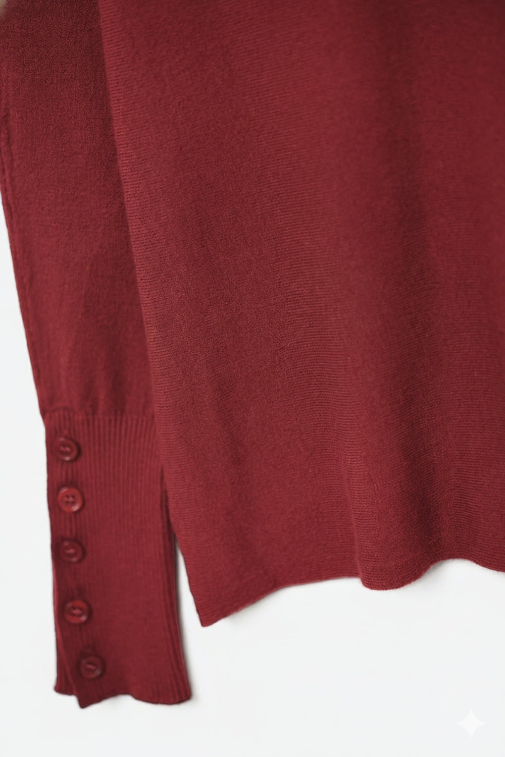 Camisola de malha macia borgonha com pormenores de botões nas mangas