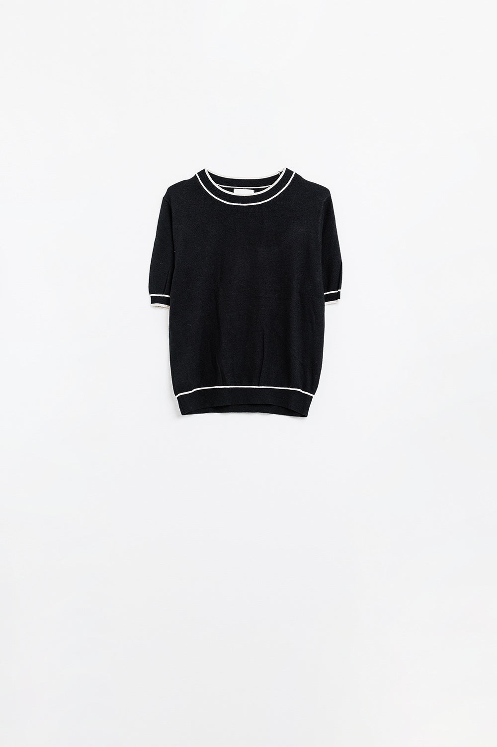 Camisola preta de manga curta com pormenor de linha branca