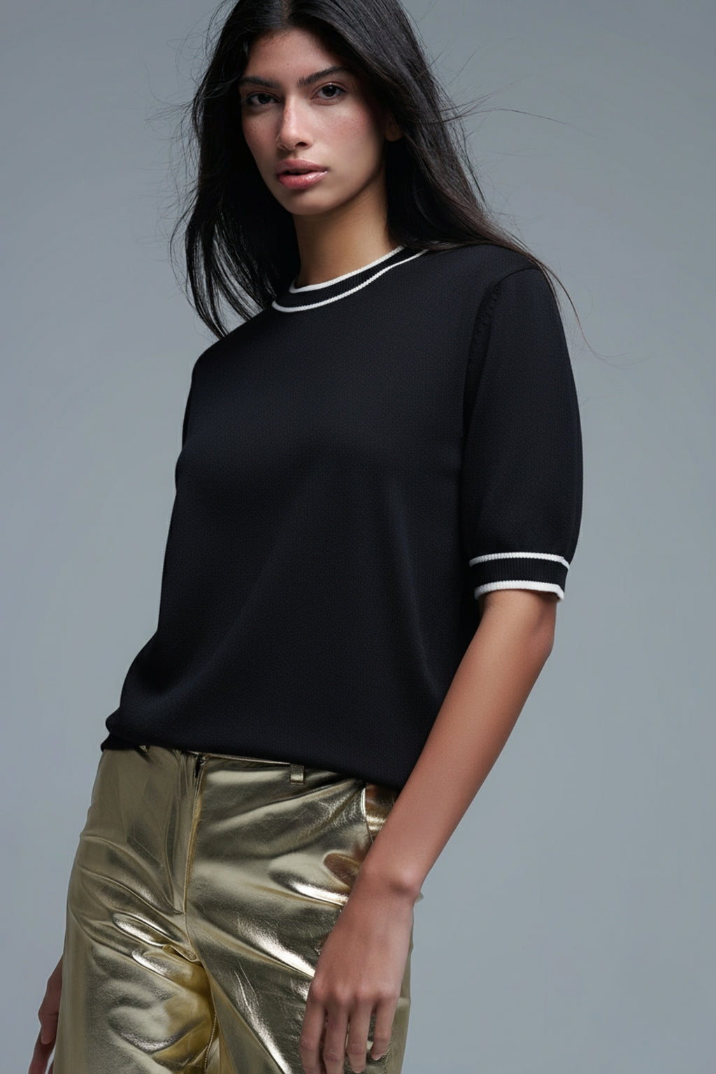 Camisola preta de manga curta com pormenor de linha branca