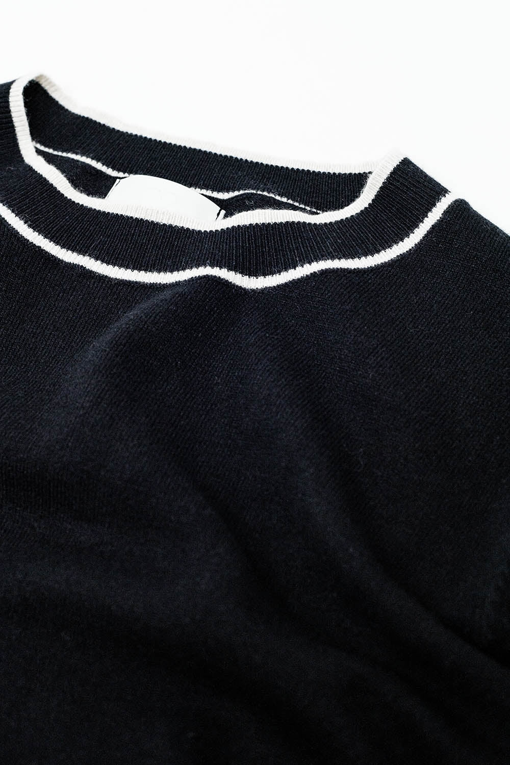 Camisola preta de manga curta com pormenor de linha branca