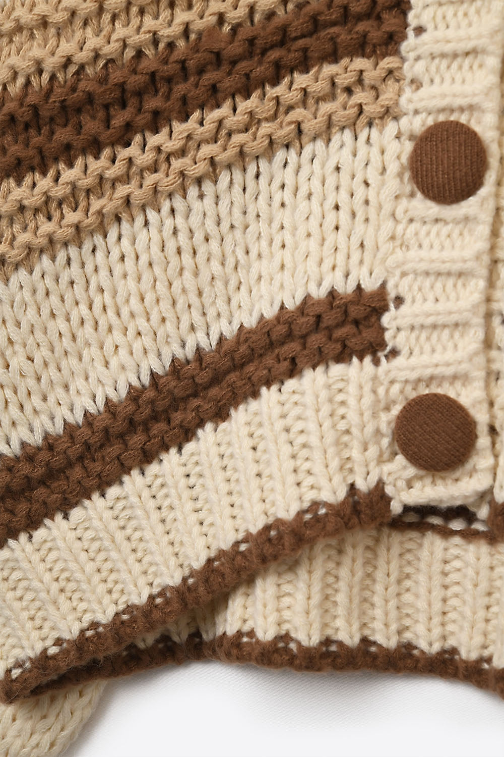 Casaco de malha volumosa com decote em V com riscas castanhas e camel