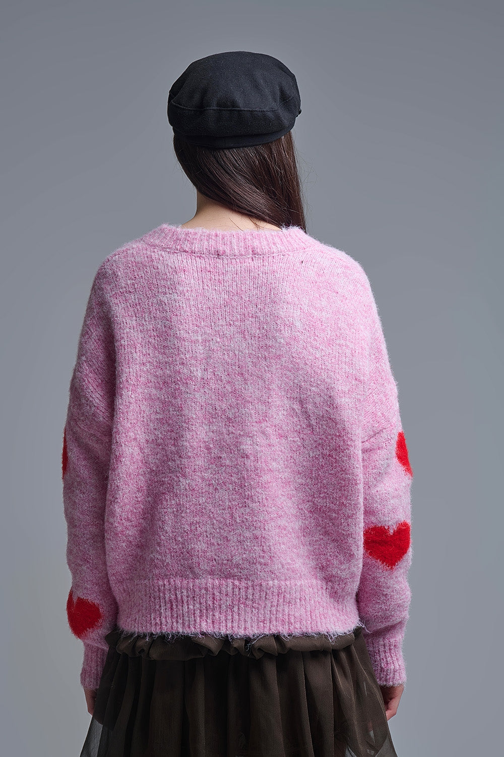 Camisola rosa de manga comprida com decote em V e corações vermelhos