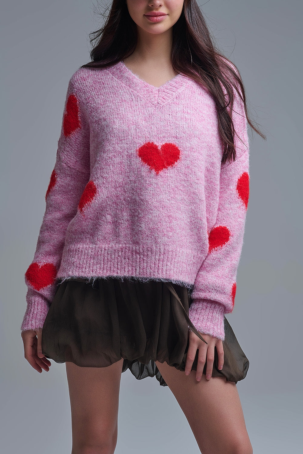 Camisola rosa de manga comprida com decote em V e corações vermelhos