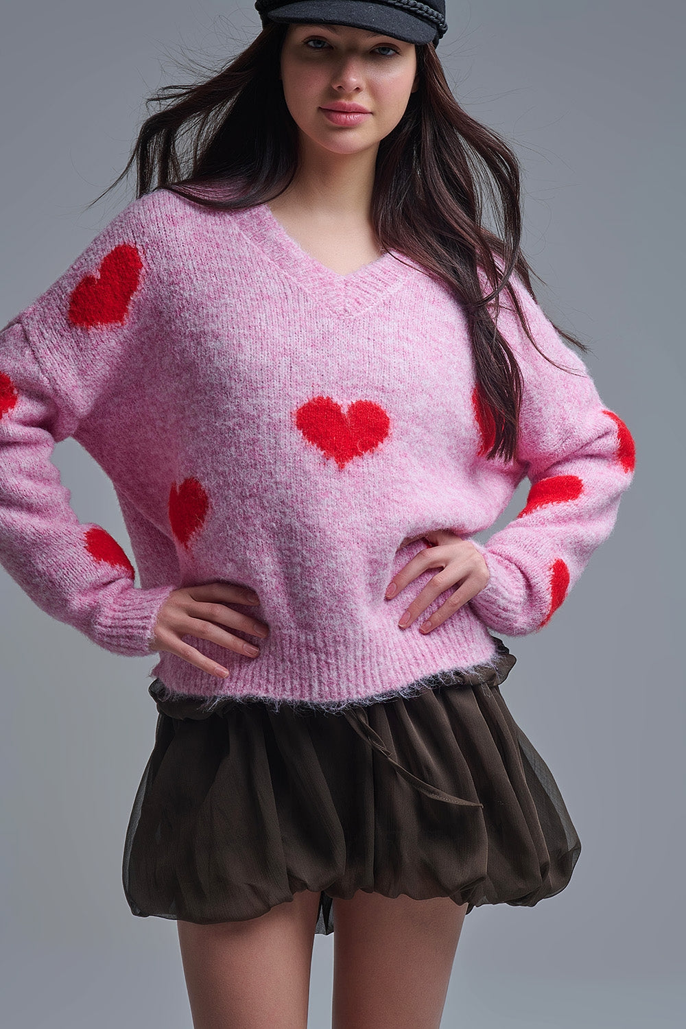 Camisola rosa de manga comprida com decote em V e corações vermelhos