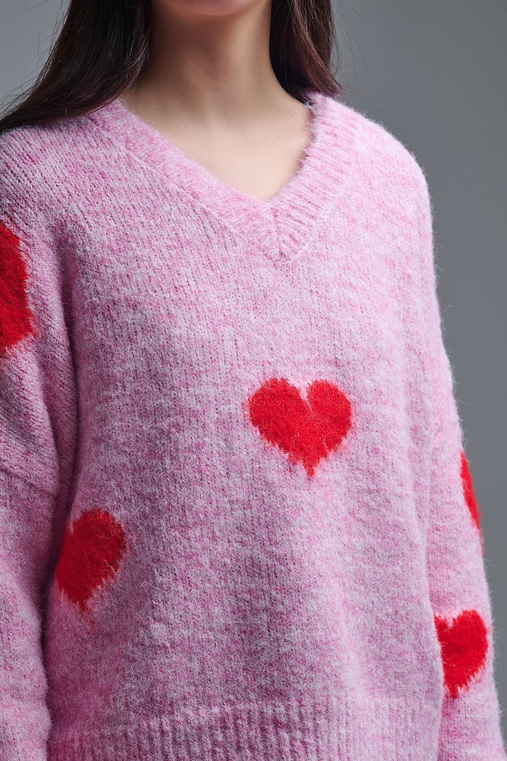 Camisola rosa de manga comprida com decote em V e corações vermelhos