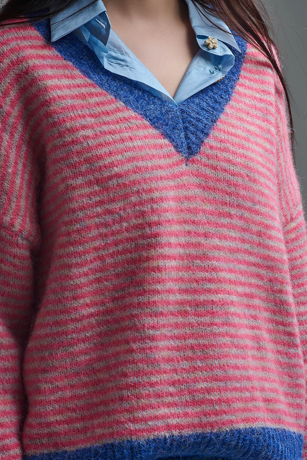 Camisola de malha às riscas fúcsia com pormenores azuis