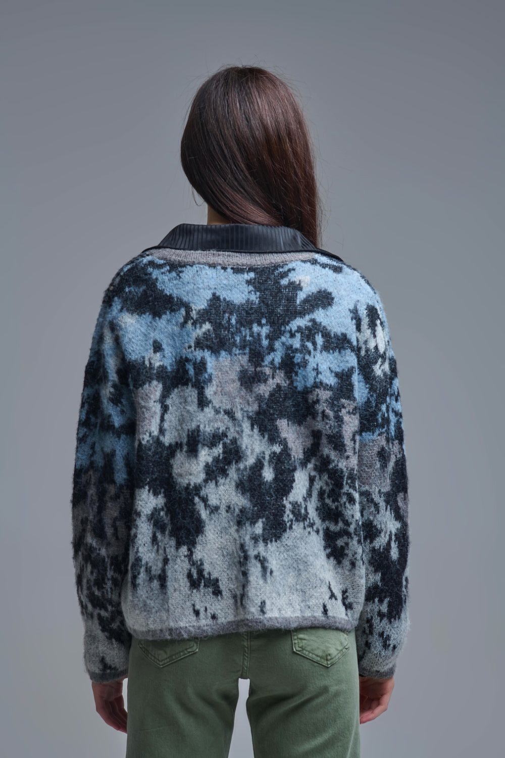 Casaco de malha cinzento elegante com estampado abstrato de lantejoulas