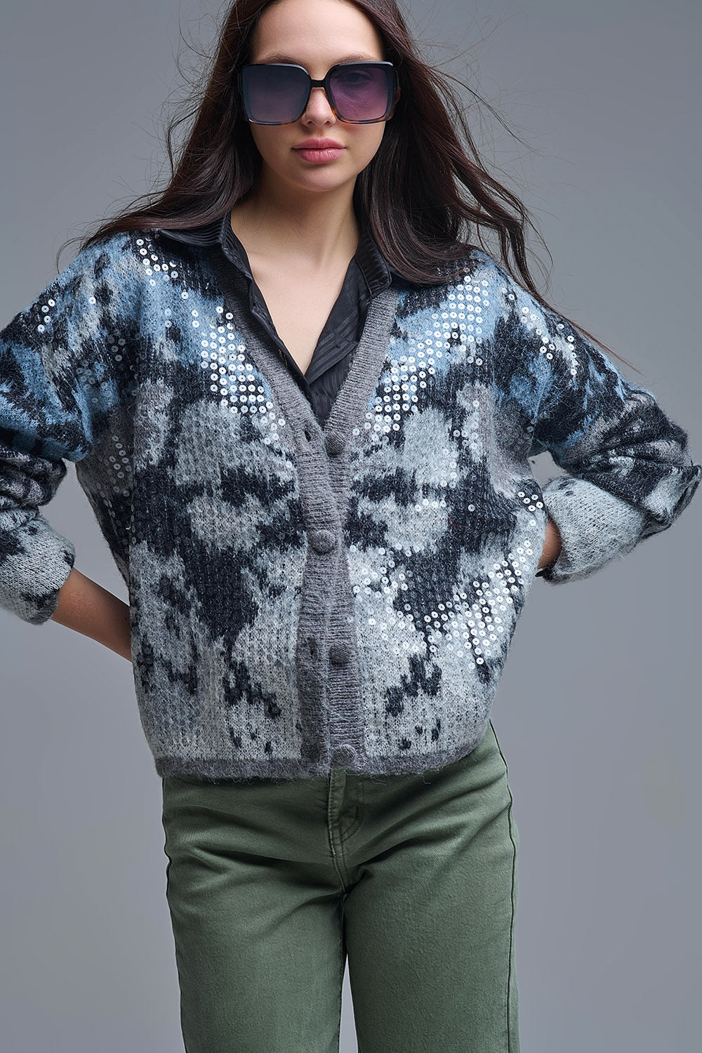 Casaco de malha cinzento elegante com estampado abstrato de lantejoulas