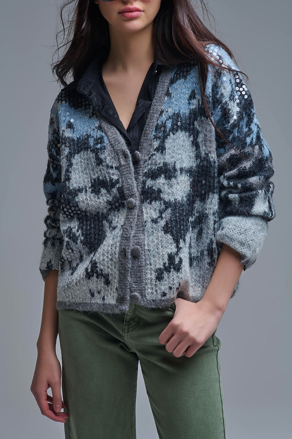 Casaco de malha cinzento elegante com estampado abstrato de lantejoulas