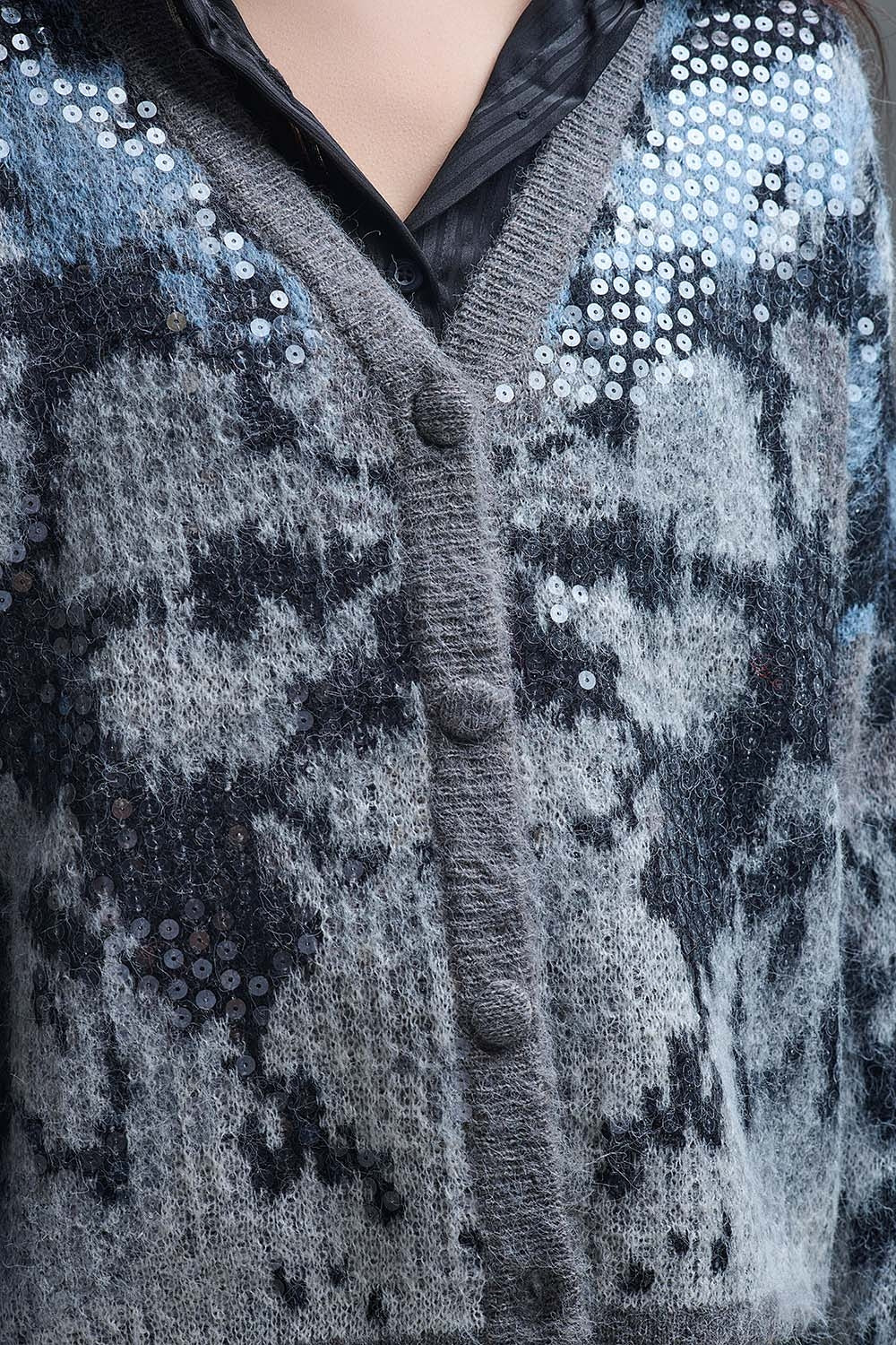 Casaco de malha cinzento elegante com estampado abstrato de lantejoulas