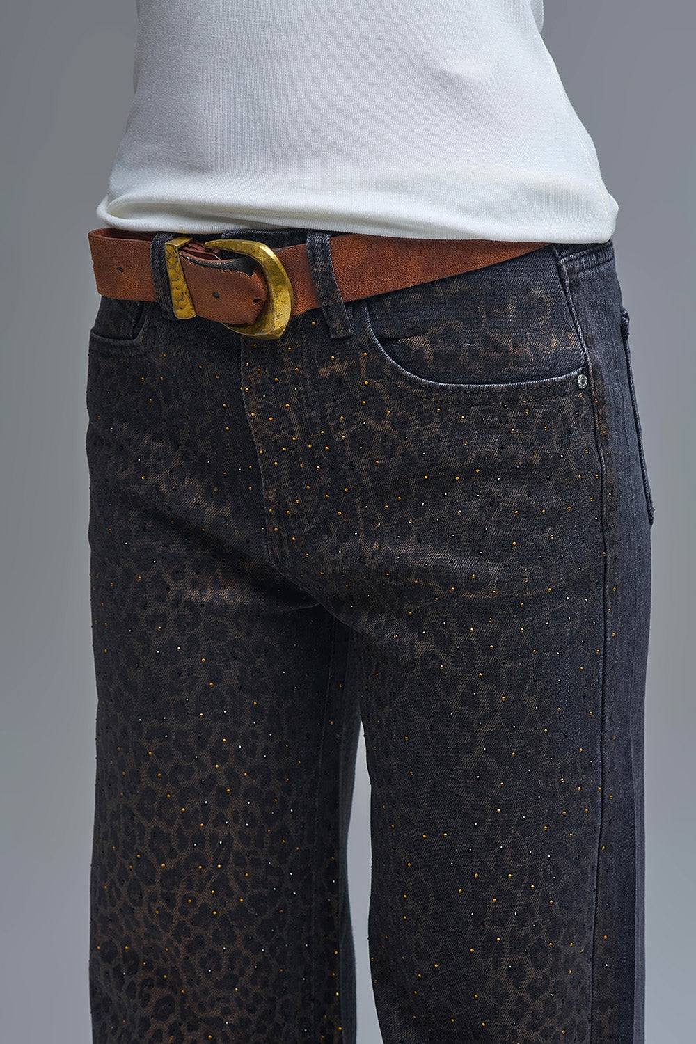 Calças de ganga pretas de perna direita com estampado de leopardo e pormenor de strass