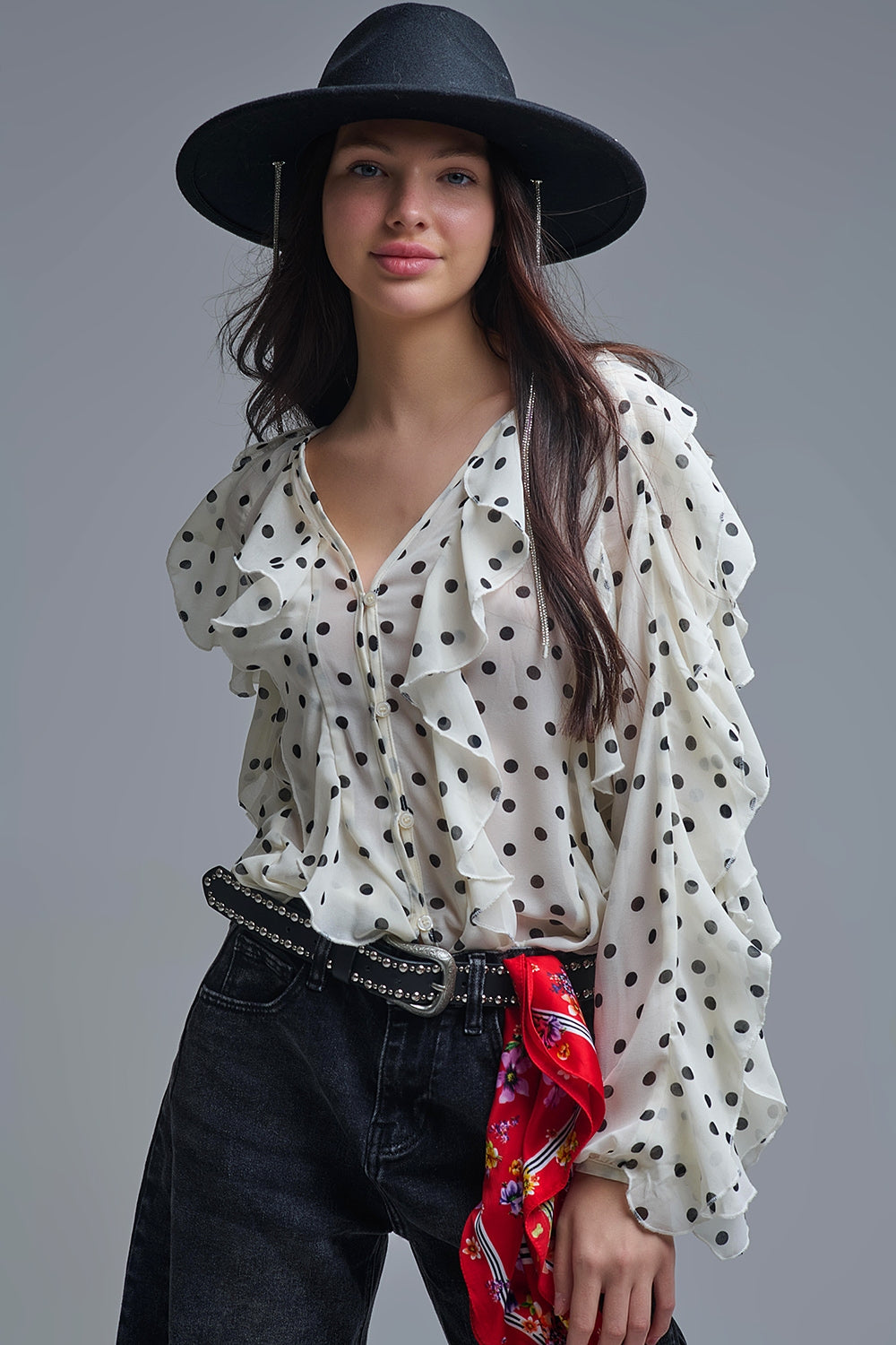 Camisa de chiffon com botões de bolinhas e folhos